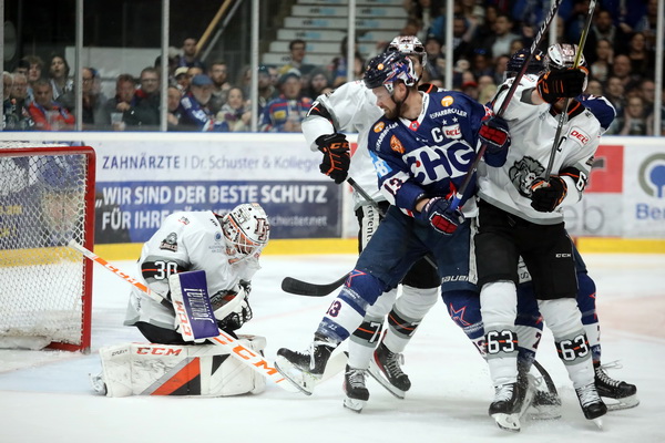 Spannende Torszenen - leider zu wenig Ertrag. Hier hofft Towerstars Kapitän Vincnez Mayer vergeblich auf einen Abpraller. Bild: Kim Enderle