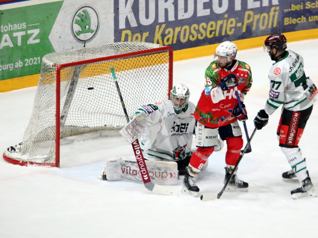 Der weitere Grundstein zum Erfolg. Der Puck schlägt zum 3:1 ein, Charlie Sarault hatte abgezogen. Bild: Kim Enderle