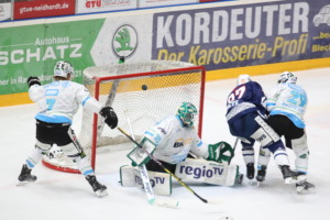 Fabian Dietz trifft hier per Rückhand zum 7:4. Bild: Kim Enderle