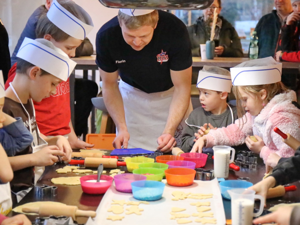 Fleißige Hände in der Towerstars Weihnachtsbäckerei. Bild:. Kim Enderle