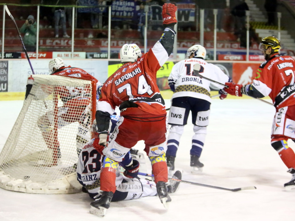 Eine nachhaltig entscheidende Szene: Bei doppelter Unterzahl drücken die Eispiraten den Puck zum 3:1 über die Linie. Bild: F.Enderle