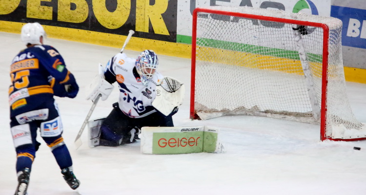 Diesen Penalty kann Ilya Sharipov noch parieren, die nächsten beiden Anläufe traf allerdings Weißwasser eiskalt. Bild: F.Enderle