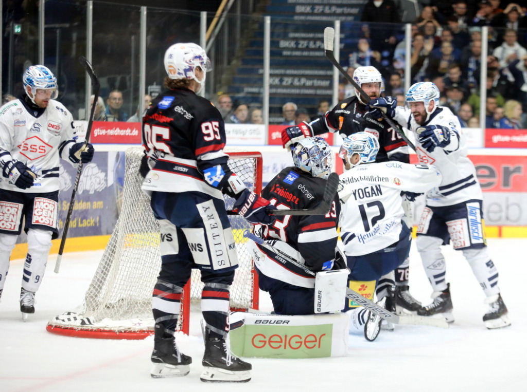 Hier kippt das Spiel, als der Andrew Yogan den Puck zum 2:3 über die Linie drückte. Bild: Kim Enderle