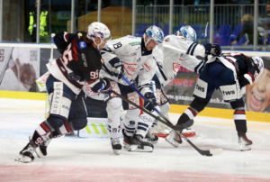 Im Hinspiel zu Beginn der Hauptrunde nahmen die Eislöwen beim 2:5 alle Punkte mit. Jetzt will Towerstars Coach Bo Subr und sein Team an die defensiv gute Leistung vom vergangenen Sonntag anknüpfen. Bild: Kim Enderle