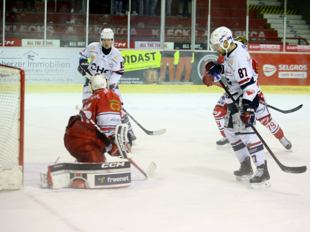 Sekundenbruchteile vor de Entscheidung: Fabian Dietz verdeckt dem Torhüter die Sicht, dann schlägt der Schlagschuss von Simon Sezemsky zum 3:4 ein. Bild: F.Enderle