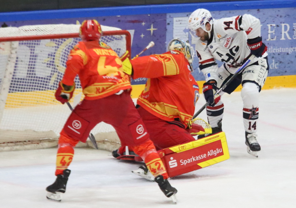 Auch hier kann Nick Latta den Puck nicht am ESVK-Keeper Daniel Fießinger vorbeischieben. Bild: F.Enderle