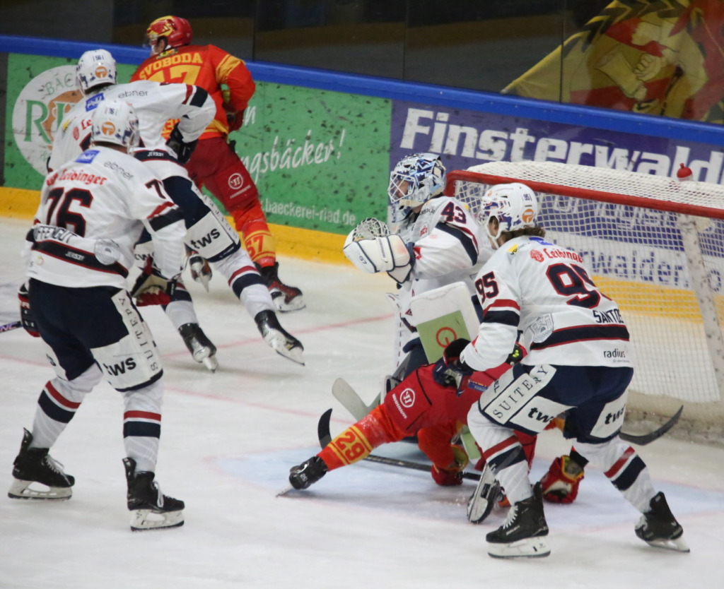 Im Hinspiel in Kaufbeuren boten beide Teams ein hart umkämpftes Spiel. Der Sieg ging allerdings an die gastgebenden Buron Joker. Bild. F.Enderle