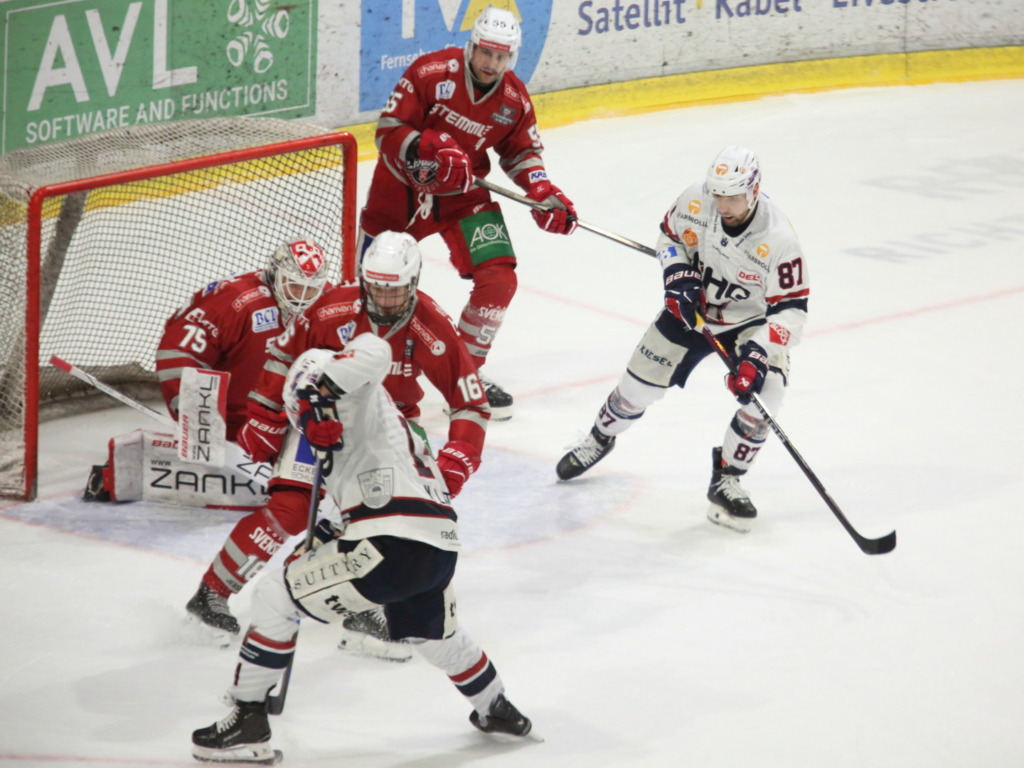 Chance für die Towerstars. Vor allem im Startdrittel brannte es vor dem Regensburger Tor teils lichterloh. Bild: F.Enderle