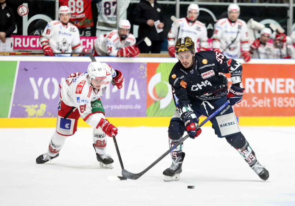 Szene aus dem Hinspiel am 2. Weihnachtsfeiertag. Hier gingen die Towerstars gegen Regensburg leer aus. Bild: Kim Enderle